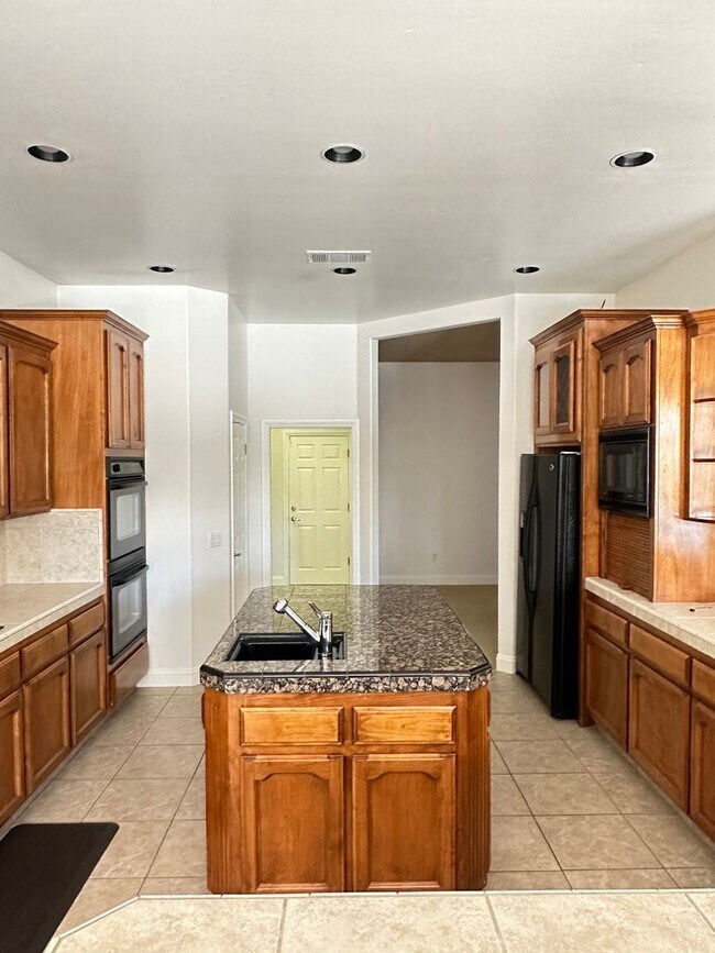 Foto del edificio - Elegant 4-Bedroom Home in the Prestigious ...
