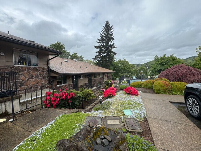 Building Photo - 3 bedroom Condo with Pool in HOA
