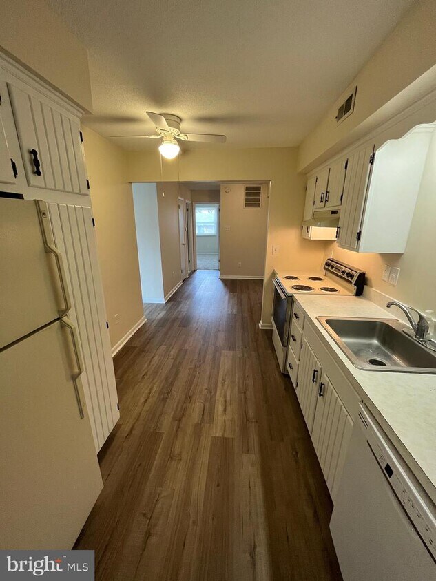 Primary Photo - 105 N Edgewood Dr