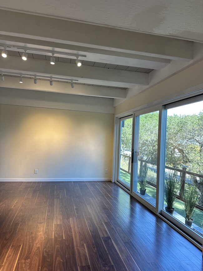 Building Photo - 101 Oak Springs Dr