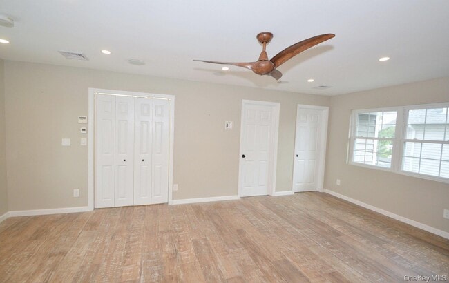 Building Photo - 13 Flower Hill Pl