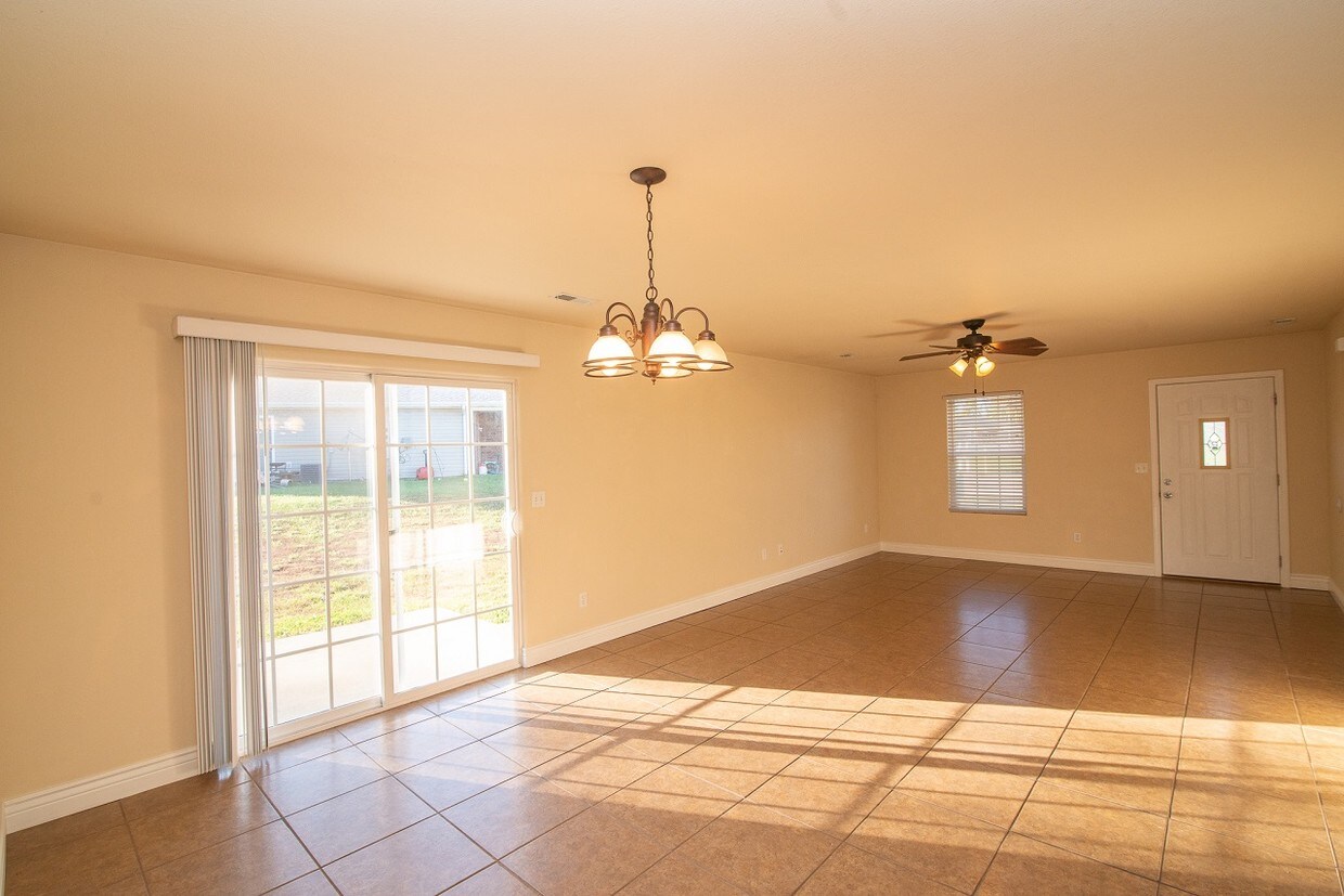 205 Rylee Cir Unit A, Holts Summit, MO 65043 Room for Rent in Holts