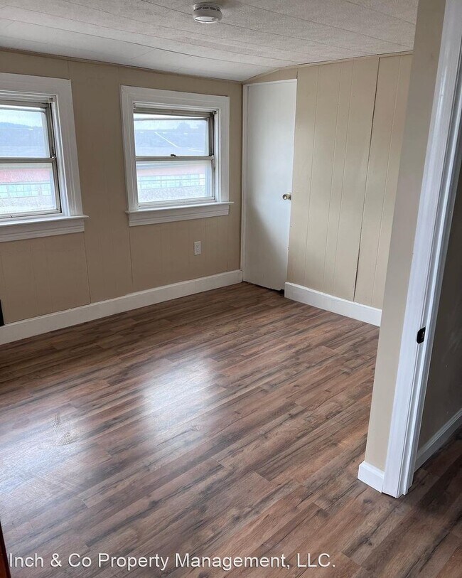 Building Photo - 2 br, 1.5 bath House - 928 Elm St