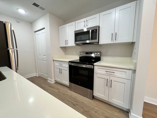 Building Photo - The Oaks of Kenwood