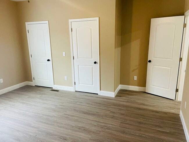 Building Photo - 261 Fairway Dr