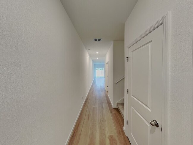 Foto del edificio - Base rent $1,795.00 plus $29.00 RBP Total ...