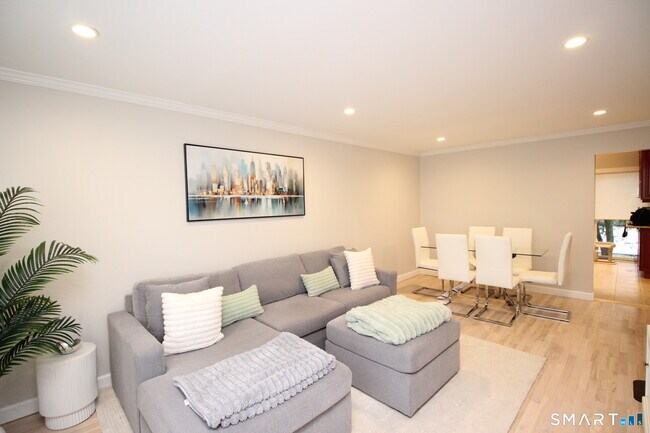 Foto del edificio - 30 Maple Tree Ave