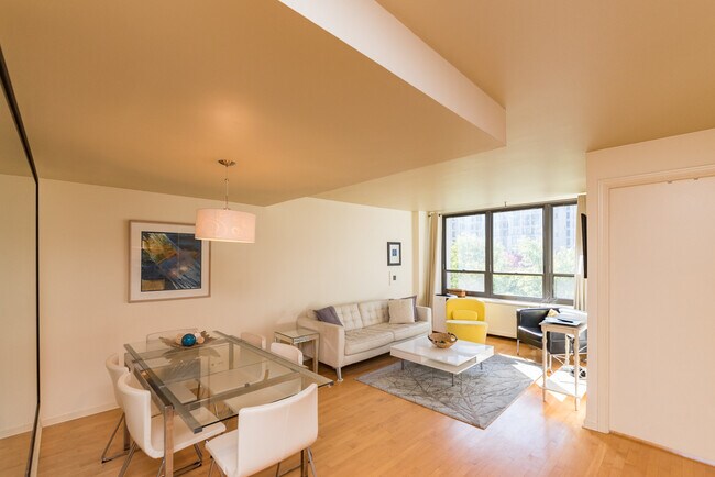 Foto del edificio - 222 E Pearson St