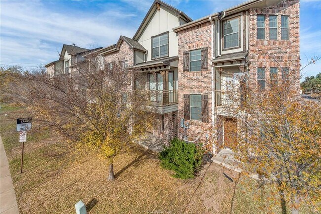 Foto del edificio - 3 Bed, 3 Bath Townhome Walking Distance Fr...