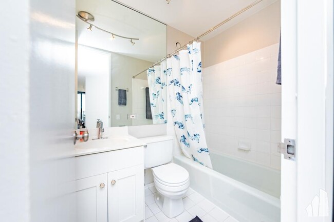 Building Photo - 2 bedroom in Chicago IL 60614