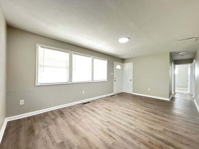Building Photo - Highview Hills Home: New Year, New Home: 5...