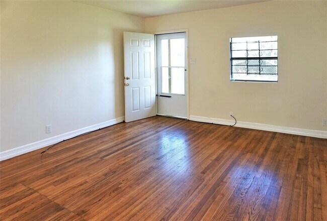 Building Photo - 221 Noras Ln