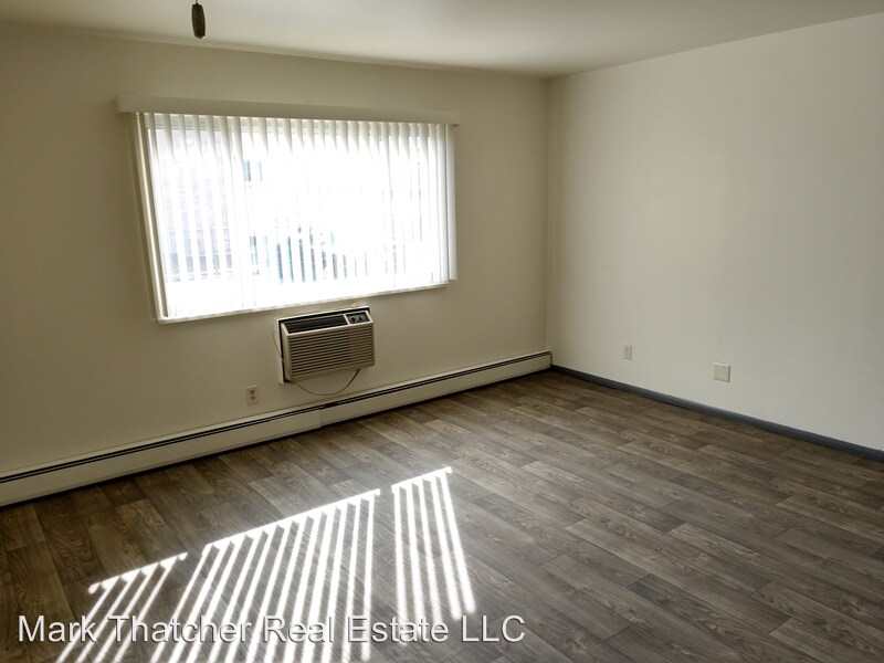 Primary Photo - 137 E Division St