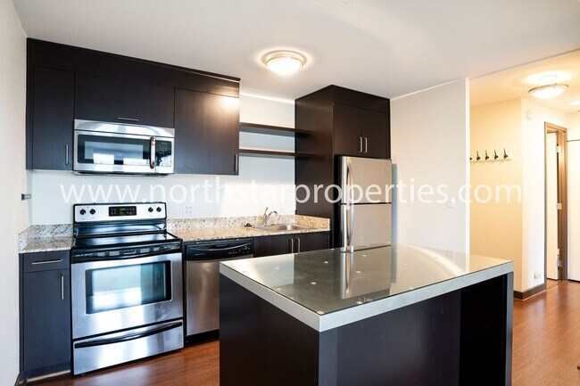 Foto del edificio - Sunny Southern Exposure with Secured Parking