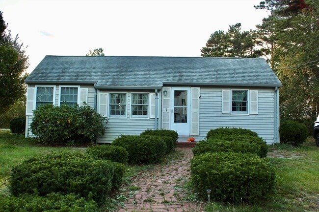 Building Photo - 7 Wallwind Dr