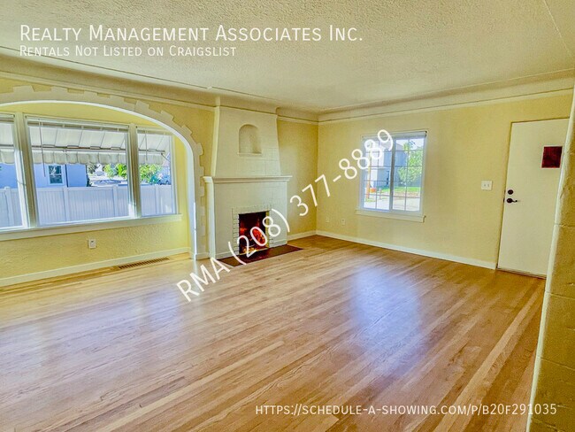 Building Photo - Gorgeous Renovated 3 Bedroom Home in the h...