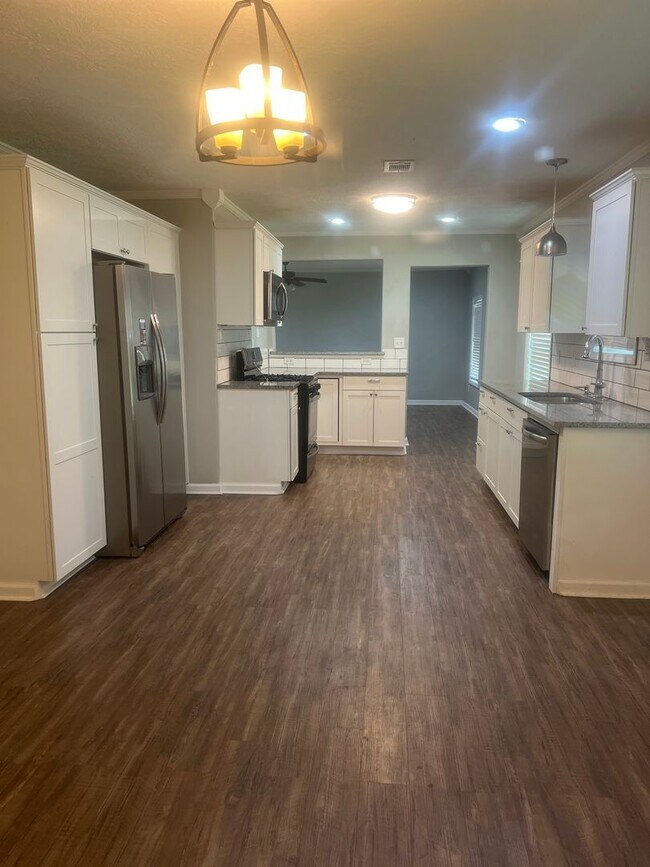 Foto del edificio - Spacious Three Bedroom