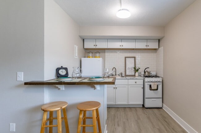 Building Photo - Highland Park Apartments; Renovated Deluxe...