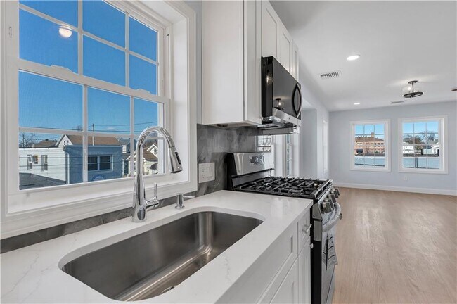 Foto del edificio - 10 Anthony Ave