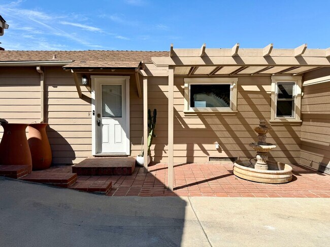 Building Photo - Country Charmer w/ Views Galore!