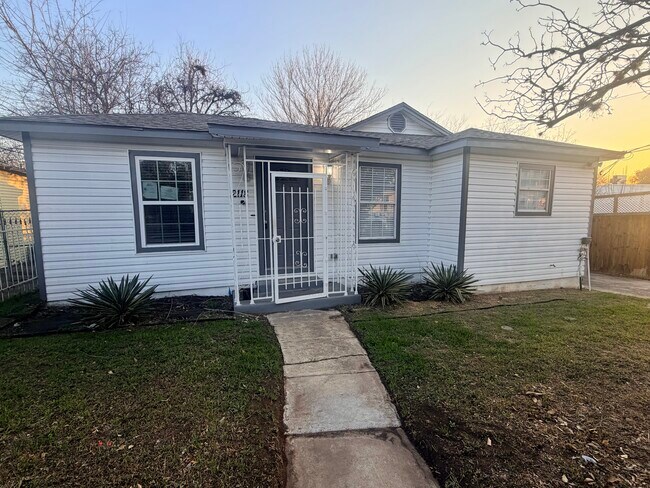 Photo - 2118 Burnet St House