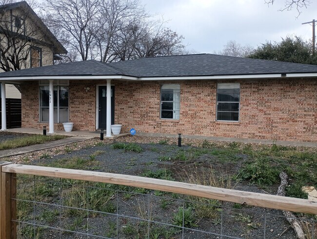 Foto del edificio - Room in Single Family Home on N PanAm Expy
