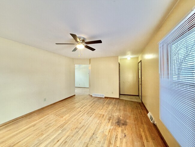 Foto del edificio - 1834 S Crosby Ave