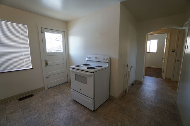 Foto del edificio - 2 Bedroom Brick Ranch - Walk to Stapleton