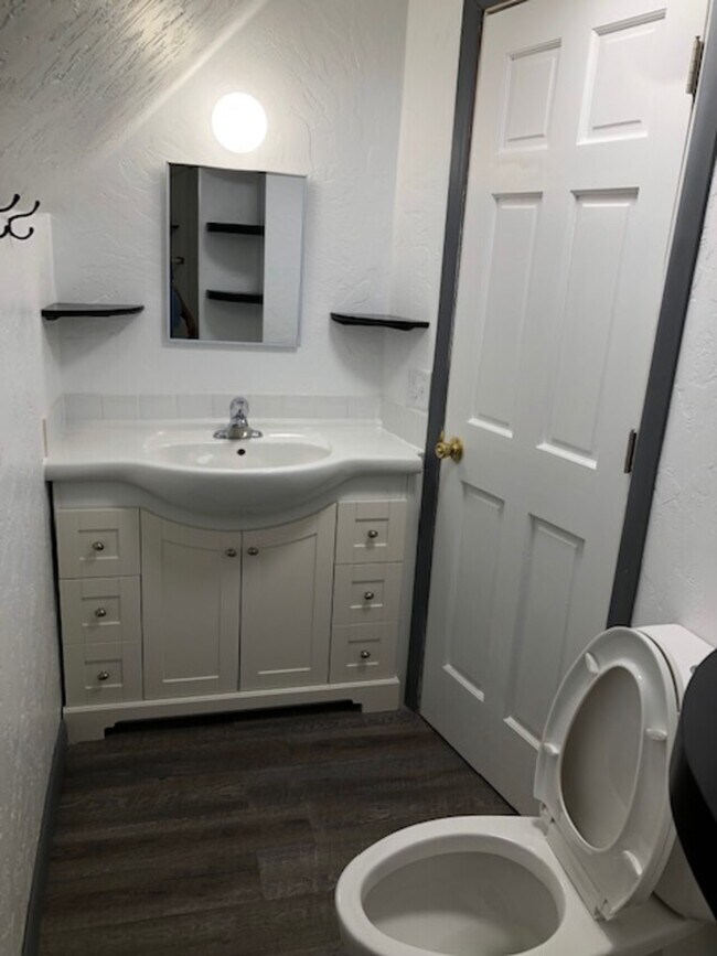 Foto del edificio - 704 Milwaukee Rd