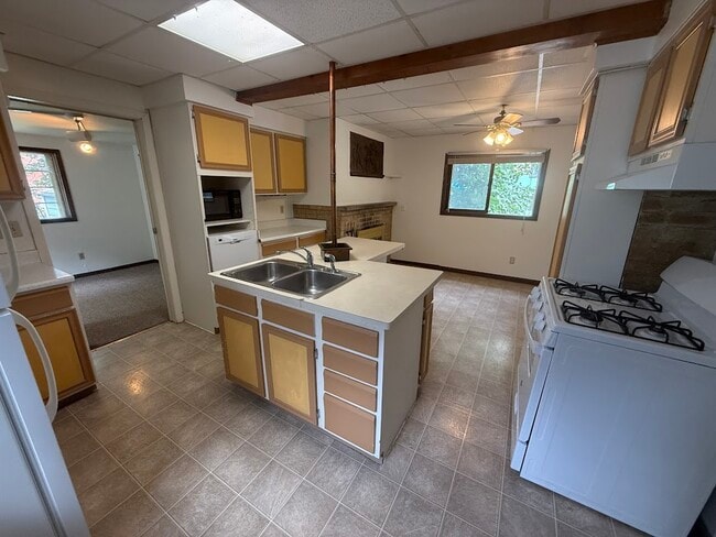 Building Photo - 1330 Dewey Ct