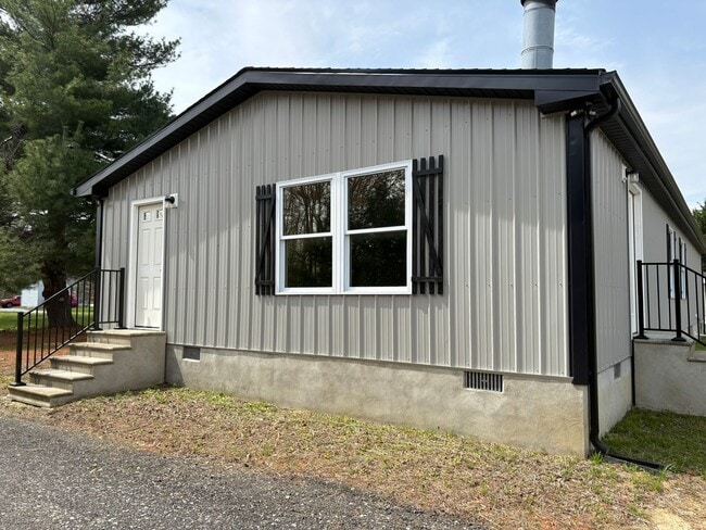 Building Photo - Stylish 3-Bed Home with Large Yard & Open ...