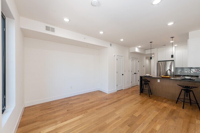 Building Photo - 827 Pavonia Ave