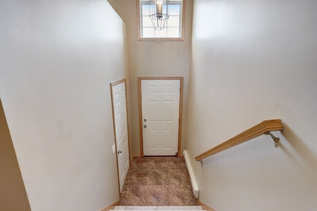 Puerta principal más adelante. Garaje a la izquierda. - 1222 Bergmann Dr