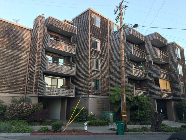 Building Photo - 696 Athol Ave