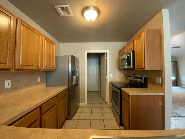 Foto del edificio - 3 bedroom 2 bath - SW OKC