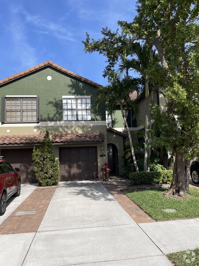Building Photo - 725 Ventura Dr