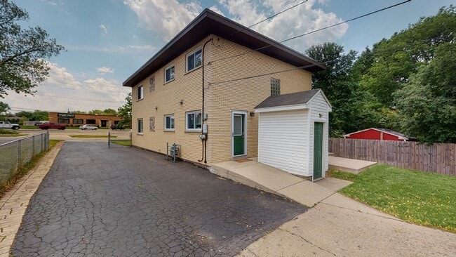 private entrance in back - 426 Rogers St