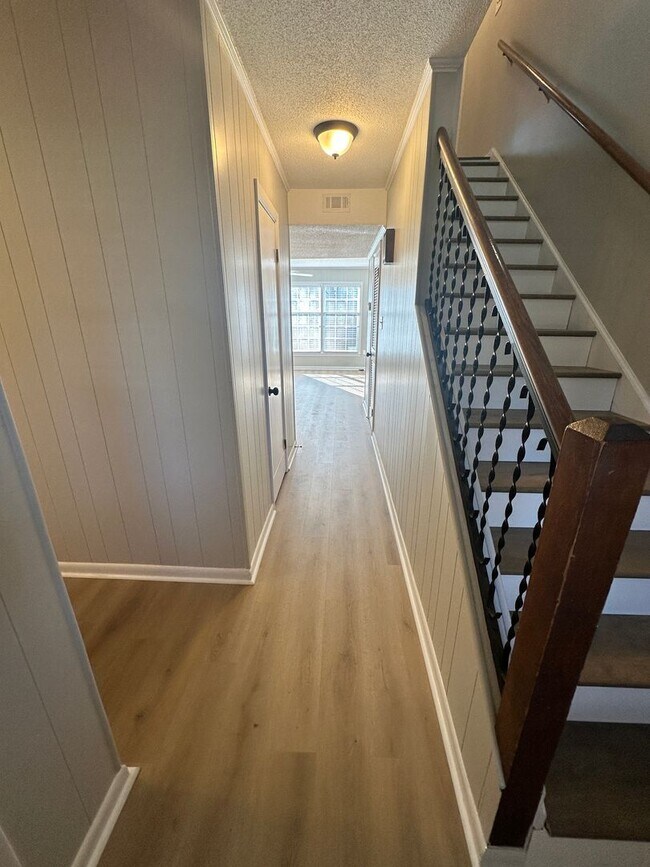 Foto del edificio - Beautiful 2 Bedroom 1.5 Bath Townhome Near...