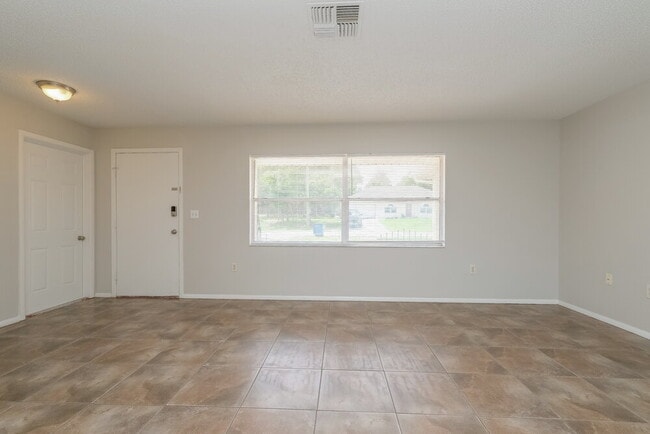 Foto del edificio - 11103 Mayflower Rd