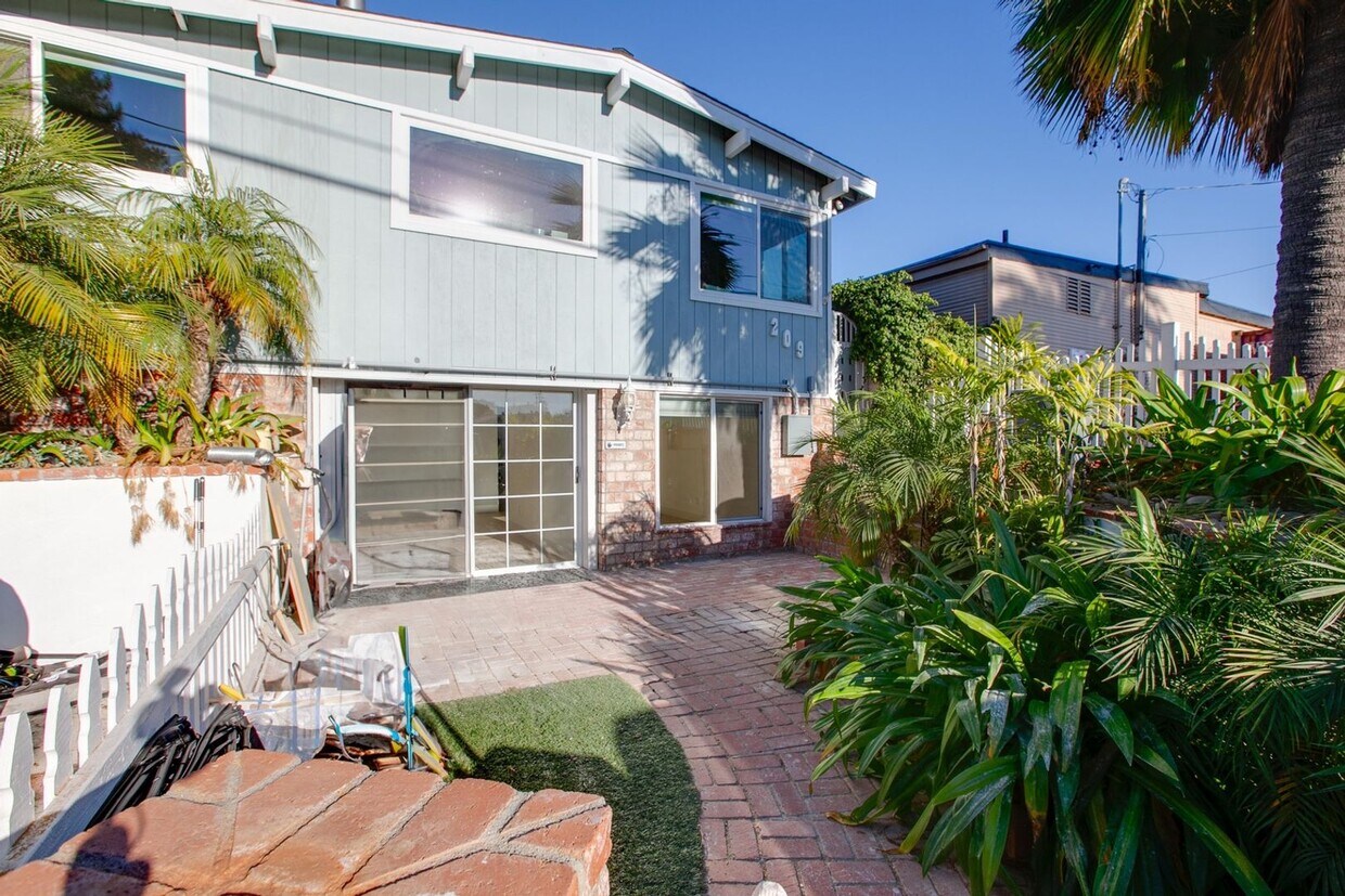 Primary Photo - Updated Garden 2 BR Apartment in Heart of ...