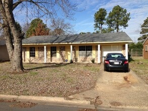 Building Photo - 220 Dryad Ln