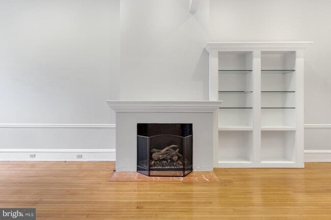 Building Photo - 323 S 17th St