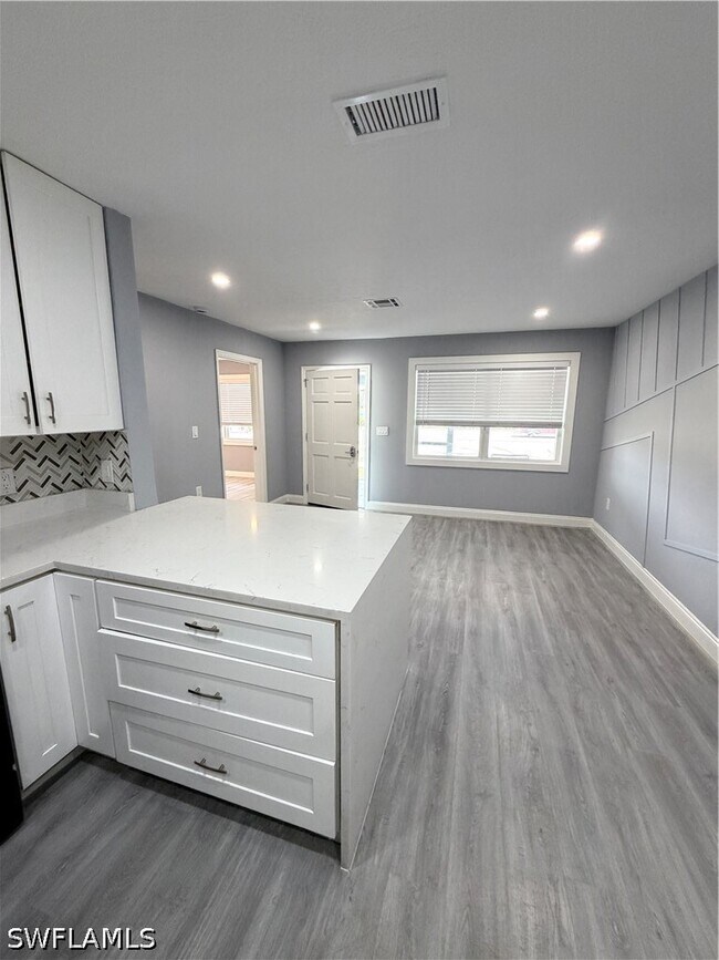 Foto del edificio - 4375 Golden Gate Pkwy