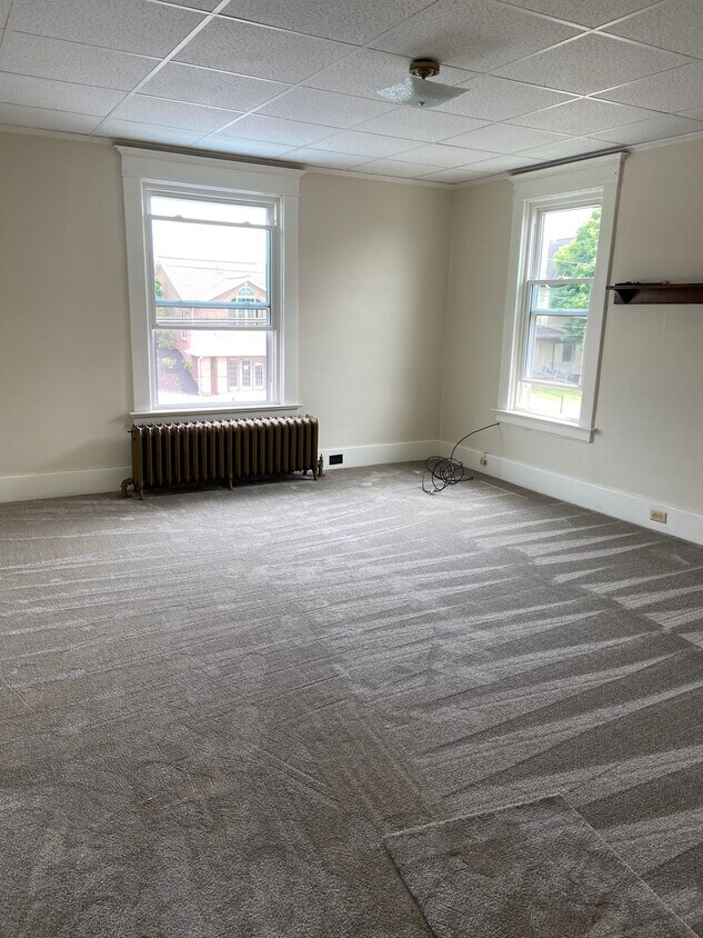 Living room - 809 N Main St