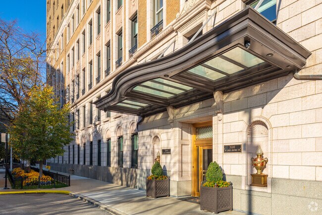 Foto del edificio - 3500 N Lake Shore Dr
