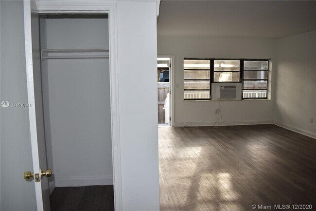 Foto del edificio - 1980 Biarritz Dr