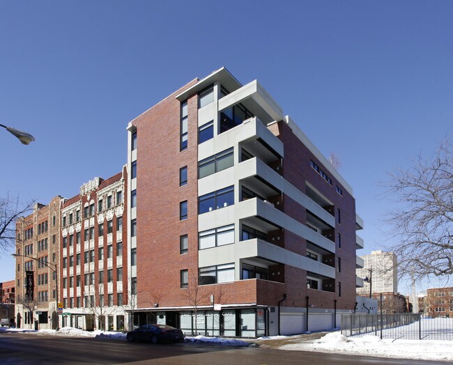 Primary Photo - 834 W Montrose Ave