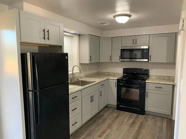 Building Photo - 5322 Plaza Ave