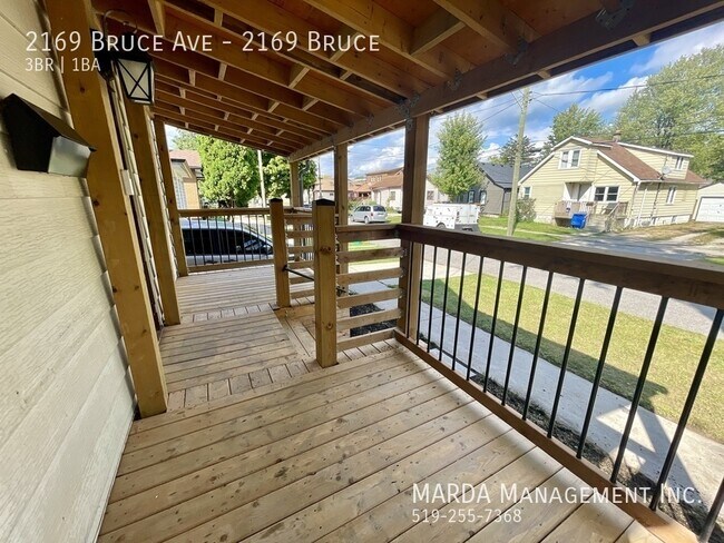 Building Photo - CHARMING 3 BED/1 BATH HOUSE + HYDRO, WATER & GAS!