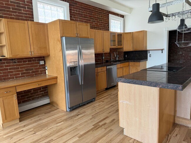 Foto del edificio - Located in the Historic Baker District, this uniquely converted warehouse features updates throug...